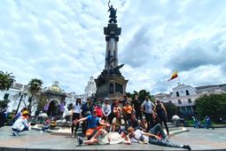 quito-free-walking-monument
