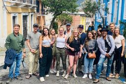 quito-free-walking-tour-street-group